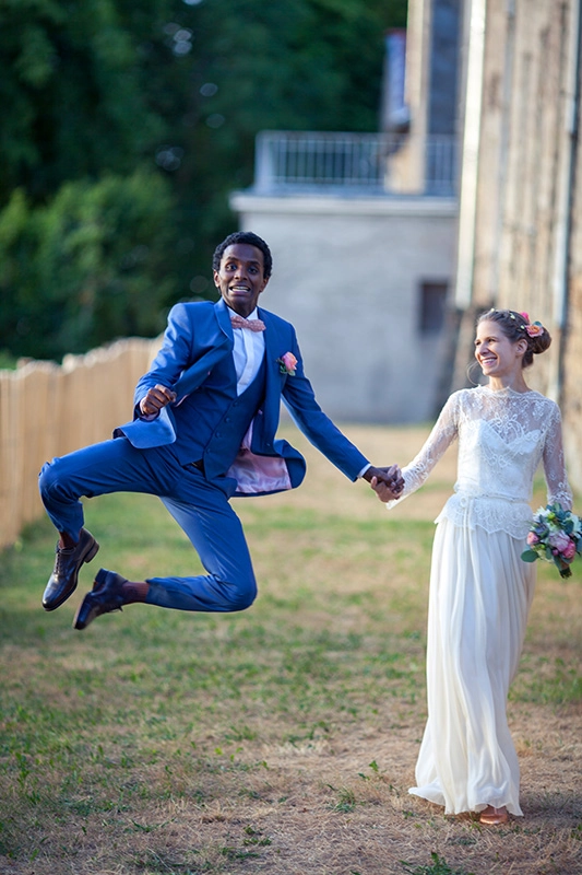 un jeune marié saute de joie, pris par Kaourik Breton, photographe mariage corrèze