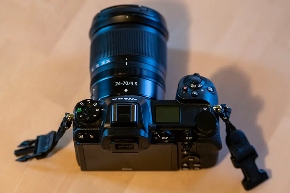 La molette des modes d'exposition sur un appareil photo Nikon Z6. Photo prise pour illustrer l'article formation sur quel mode photo utiliser. appareil de Kaourik photographe mariage a brive